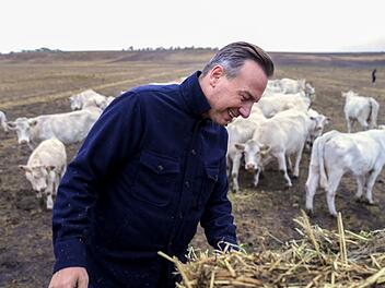 Tim Raue scheint wenig Gefallen an der Arbeit auf der Farm zu finden.