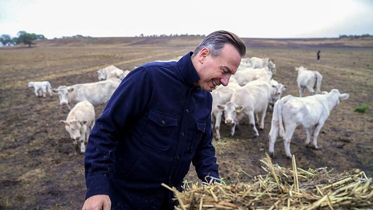 Tim Raue scheint wenig Gefallen an der Arbeit auf der Farm zu finden.