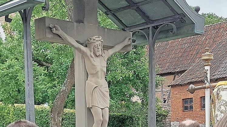Festlich geschm&uuml;ckt waren die Alt&auml;re in Machtilshausen.