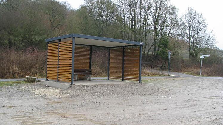 Die neue Unterstellhalle an der B 22