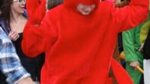 Schon mal eine tanzende Krabbe gesehen? Auf dem Marktplatz in Kulmbach ist alles möglich. Einer zog zum Tanzen sogar Skistiefel an, damit's auch richtig doof aussieht