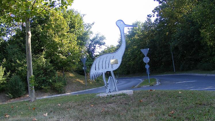 Ein Kranich ziert den Kreisverkehr an der Höchstadter Schwedenschanze.