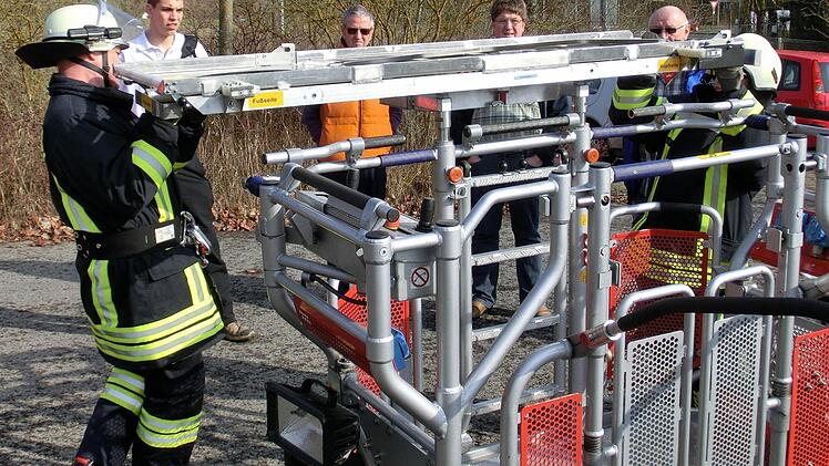 Training für Feuerwehr, Rettungskräfte und Notärzte an der Drehleiter in Bad Kissingen.