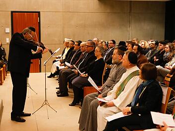 Vor den Besuchern in der Synagoge machten Ulrich von Wrochem auf der Viola (Bild) und das Feuerbach-Quartett das Grauen der KZs in Tönen greifbar. Foto: Matthias Hoch