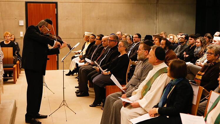 Vor den Besuchern in der Synagoge machten Ulrich von Wrochem auf der Viola (Bild) und das Feuerbach-Quartett das Grauen der KZs in Tönen greifbar. Foto: Matthias Hoch