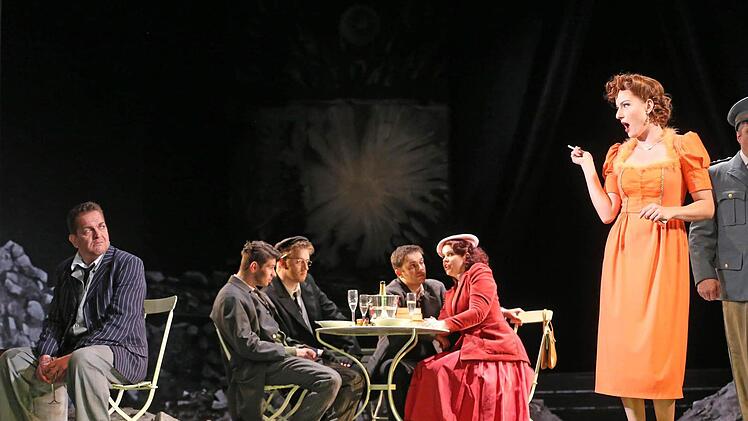 Szene aus der Neuinszenierung von "La Bohème" am Landestheater CoburgFoto: Henning Rosenbusch
