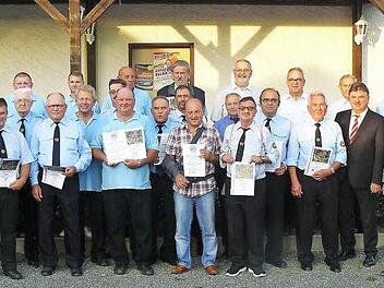 Nicht weniger als 42 Ehrungen prägten das 140-jährige Bestehen der Soldatenkameradschaft Stadtsteinach. Unser Bild zeigt die ausgezeichneten Männer zusammen mit (vorne von links) stellvertretender Bezirksvorsitzender Günter Blumenröder, Bürgermeister Roland Wolfrum und Landrat Klaus Peter Söllner sowie (rechts) Vorsitzenden Robert Dütsch.  Foto: Klaus-Peter Wulf