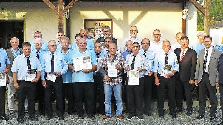 Nicht weniger als 42 Ehrungen prägten das 140-jährige Bestehen der Soldatenkameradschaft Stadtsteinach. Unser Bild zeigt die ausgezeichneten Männer zusammen mit (vorne von links) stellvertretender Bezirksvorsitzender Günter Blumenröder, Bürgermeister Roland Wolfrum und Landrat Klaus Peter Söllner sowie (rechts) Vorsitzenden Robert Dütsch.  Foto: Klaus-Peter Wulf