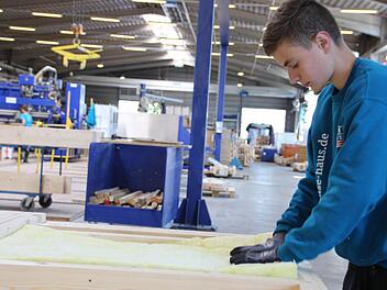 Tobias Frischat durchläuft in Oberleichtersbach eine Ausbildung zum Zimmerer.  Foto: Benedikt Borst/Archiv