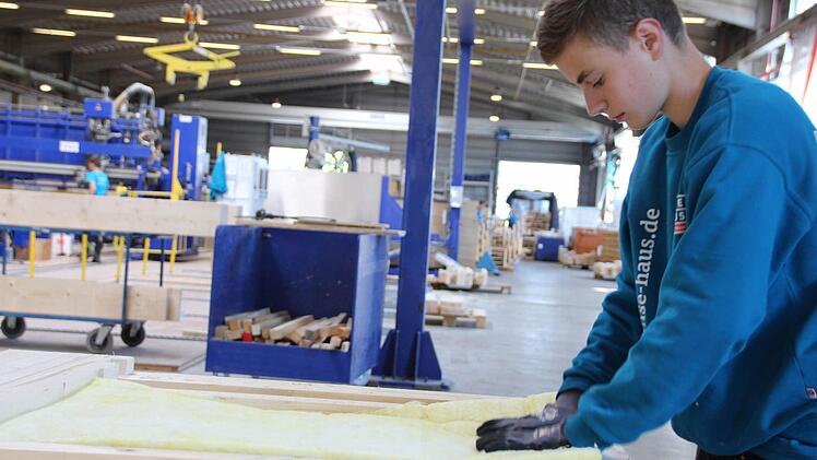 Tobias Frischat durchläuft in Oberleichtersbach eine Ausbildung zum Zimmerer.  Foto: Benedikt Borst/Archiv