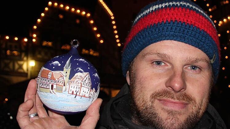 Andreas Wittig zeigt eine der beiden Weihnachtskugeln.