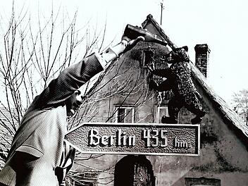 Mit echtem Spreewasser getauft wurde 1958 in Unterschleichach ein Wegweiser nach Berlin. Das Gebiet der heutigen Gro&szlig;gemeinde Oberaurach war mit ihrem Gemeindeteil Unterschleichach damals ein wichtiger Anlaufpunkt f&uuml;r die Gro&szlig;st&auml;dter und damit schon ein touristisches Ziel. Unterschleichach verzeichnete Anfang der 1960er Jahre 15&nbsp;000 &Uuml;bernachtungen. Foto: Archiv Ludwig Leisentritt