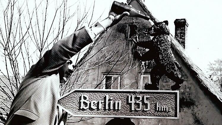 Mit echtem Spreewasser getauft wurde 1958 in Unterschleichach ein Wegweiser nach Berlin. Das Gebiet der heutigen Gro&szlig;gemeinde Oberaurach war mit ihrem Gemeindeteil Unterschleichach damals ein wichtiger Anlaufpunkt f&uuml;r die Gro&szlig;st&auml;dter und damit schon ein touristisches Ziel. Unterschleichach verzeichnete Anfang der 1960er Jahre 15&nbsp;000 &Uuml;bernachtungen. Foto: Archiv Ludwig Leisentritt