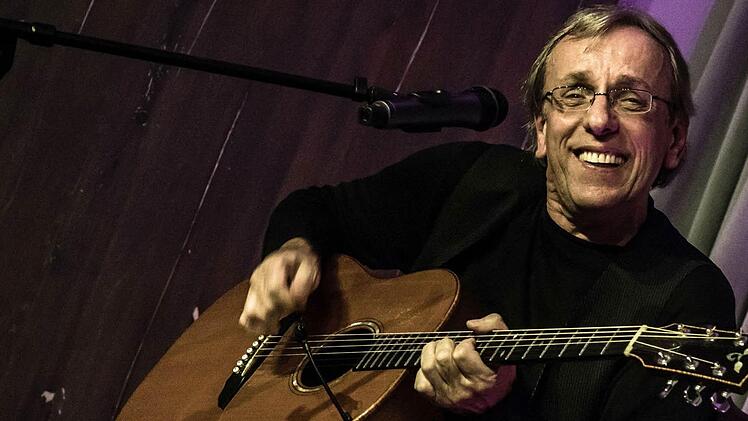 Der Gitarrist Eberhard Klunker gastierte mit Beata Kossowska bei "Leise am Markt" in Coburg. Foto: Jochen Berger