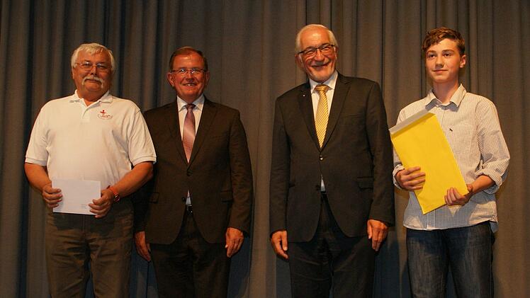 Auch die Jakob-Curio-Realschule Hofheim zählte zu den Preisträgern des Europäischen Wettbewerbs. Regierungspräsident Dr. Paul Beinhofer (2. von rechts) und Bezirkstagspräsident Erwin Dotzel (2. von links) überreichten die Auszeichnung an Realschuldirektor Herbert Holzmann und Schüler David Pasler. Foto: Sabine Weinbeer
