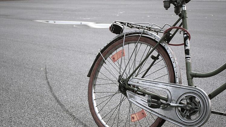 Zwischen Herzogenaurach und Burgstall ist ein 11-J&auml;hriger mit seinem Fahrrad von einem Auto angefahren worden. Symbolfoto: LeFox/pixabay.com