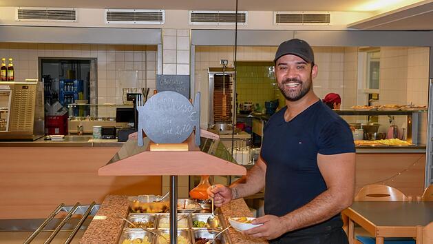 Im Finanzamt wird türkisches und fränkisches Essen serviert. Foto: Ronald Rinklef