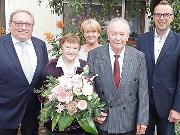 Anneliese und Hans Hirschmann feierten Diamantene Hochzeit. Es gratulierten stellvertretender Landrat Dieter Schaar, Tochter Gerlinde und Bürgermeister Andreas Pöhner (von links). Foto: Horst Wunner
