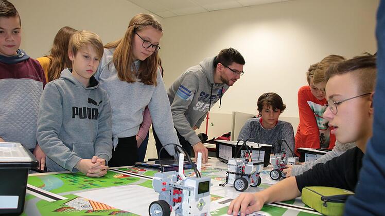 Eine der ersten Aufgaben im neuen Robotik-Kurs war, dass die drei kleinen Maschinen jeweils einen Buchstaben des Schul-Kürzels FGH, für Frobenius-Gymnasium Hammelburg, zeichnen. Nach viel Justieren und Einstellen hat das super geklappt.Ralf Ruppert