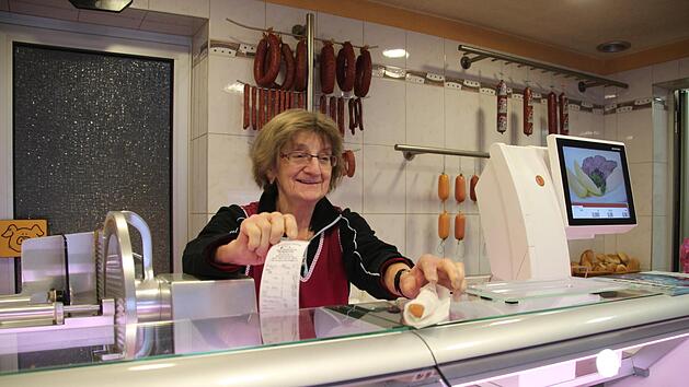 Das Wienerle wandert für 70 Cent über die Ladentheke. Auch für den kleinen Betrag muss Gudrun Küffner einen Bon ausstellen.  Foto: Mirjam Stumpf