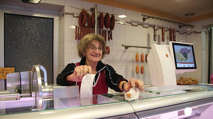 Das Wienerle wandert für 70 Cent über die Ladentheke. Auch für den kleinen Betrag muss Gudrun Küffner einen Bon ausstellen.  Foto: Mirjam Stumpf