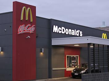 McDonald's-Filiale mit McDrive, Drive-in, Drive-through, Drive-thru
