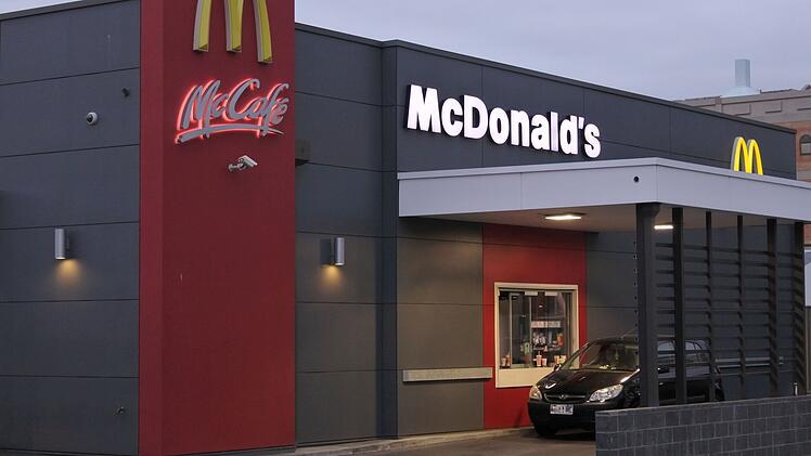 McDonald's-Filiale mit McDrive, Drive-in, Drive-through, Drive-thru