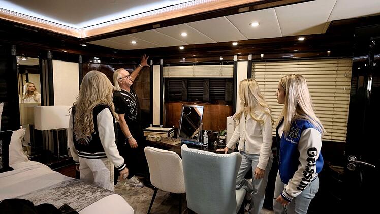 Davina und Shania Geiss schauen sich an Bord der "Indigo Star" um.