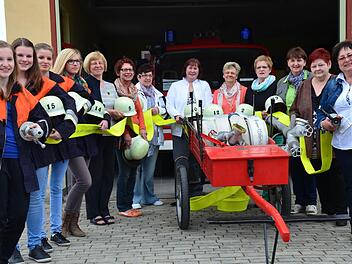 Damenpower im Doppelpack - die Mädchen von einst probierten sich mit den Mädchen von heute am Spritzenwagen. Fotos: Jana Keul