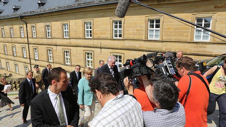Ein riesiges Medieninteresse begleitet die Kanzlerin.