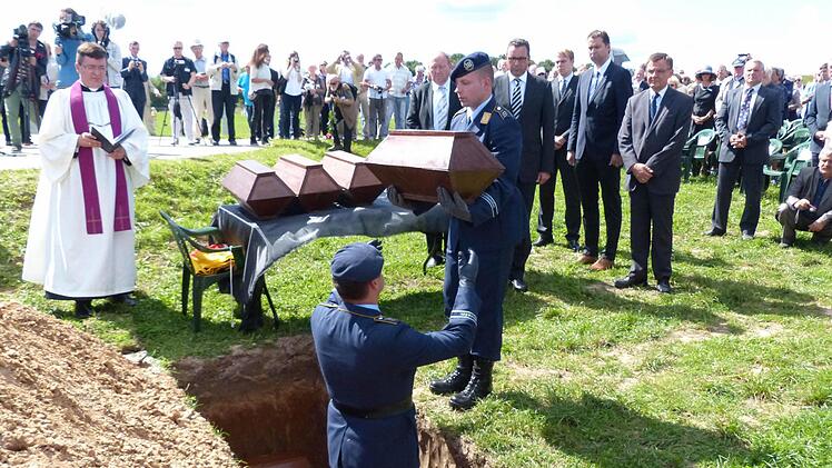 Der 500 000. deutsche Gefallene wird auf einem Friedhof in Russland eingebettet.