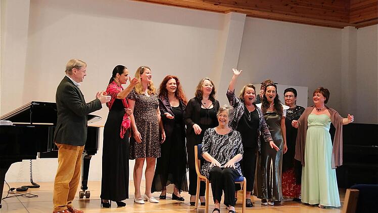 Das Ensemble mit Leiterin Erika Sommer (sitzend), Dozentin Vera Borisova (rechts davon) und Pianistin Irina Kolesnikova (links davon).