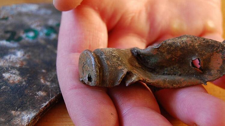 Die geschmolzene Hülse eines amerikanischen MG-Geschosses (Kaliber 50)