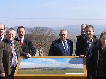 Bürgermeister Dieter Muth (von links), Landrat Thomas Bold, Wirtschaftsförderer des Landkreises Bad Kissingen Jürgen Metz, Geerd Müller von der Tourismus GmbH Rhön, Geschäftsführer des Vereins Naturpark & Biosphärenreservat Bayer. Rhön e.V. Klaus Spitzl, Thorsten Raab von der hessischen Verwaltungsstelle Biosphärenreservat Rhön und Ursula Schneider vom Regionalmanagement. Foto: Wolfgang Saam