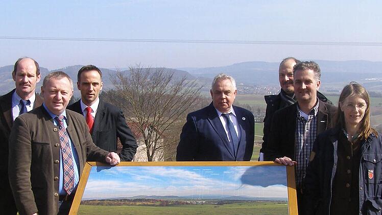 Bürgermeister Dieter Muth (von links), Landrat Thomas Bold, Wirtschaftsförderer des Landkreises Bad Kissingen Jürgen Metz, Geerd Müller von der Tourismus GmbH Rhön, Geschäftsführer des Vereins Naturpark & Biosphärenreservat Bayer. Rhön e.V. Klaus Spitzl, Thorsten Raab von der hessischen Verwaltungsstelle Biosphärenreservat Rhön und Ursula Schneider vom Regionalmanagement. Foto: Wolfgang Saam