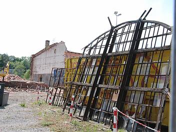 Nur noch die Fenstergitter erinnern an den Lokschuppen, der sich im südlichen Teil des Güterbahnhofs befand. Das Gebäude selbst ist bereits abgerissen, nur ein Nebengebäude steht noch. Das Foto entstand am vergangenen Dienstag.  Foto: Simone Bastian