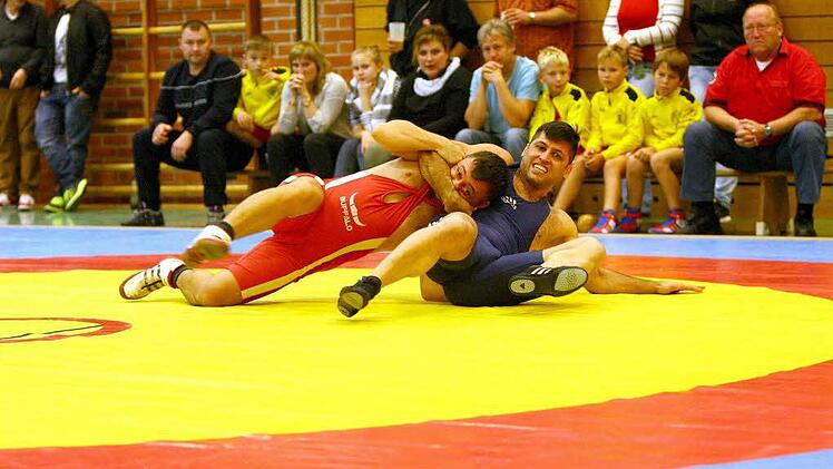 Der Untersteinacher Michail Thomas in Diensten des RSC Marktleugast (rotes Trikot) gewann nach nur 35 Sekunden seinen Kampf gegen Engin Dogan vom TSV Feucht in der Klasse Griechisch-Römisch bis 75 Kilogramm.  Foto: Monika Limmer