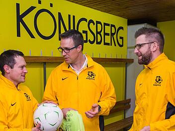 Christoph Grimmer (M.) ist seit dem Winter der neue Trainer des TV Königsberg. Unterstützung erfährt er - nicht nur auf dem Spielfeld - durch Co-Trainer Johannes Barfuß (l.) sowie Abteilungsleiter und Torhüter Sebastian Schmidt (r.).  Foto: Rene Ruprecht