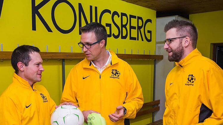Christoph Grimmer (M.) ist seit dem Winter der neue Trainer des TV Königsberg. Unterstützung erfährt er - nicht nur auf dem Spielfeld - durch Co-Trainer Johannes Barfuß (l.) sowie Abteilungsleiter und Torhüter Sebastian Schmidt (r.).  Foto: Rene Ruprecht