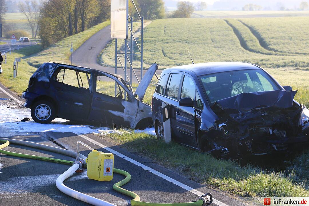 Schwerer Zusammenstoß auf B4 bei Kaltenbrunn - Pkw brennt aus