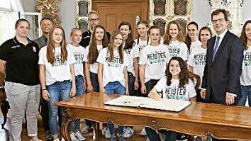 Die U15-Meistermannschaft der DJK Don Bosco beim Eintrag ins Sportbuch der Stadt Bamberg Foto: Barbara Herbst