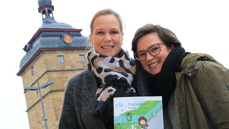 Claudia Görde (rechts) verfasste die Texte und Birgit  Six (geborene Leutner) steuerte die Zeichnungen  der Abenteuer von Fritzi und dem Nachbarshund Lulu bei. Foto: Matthias Einwag