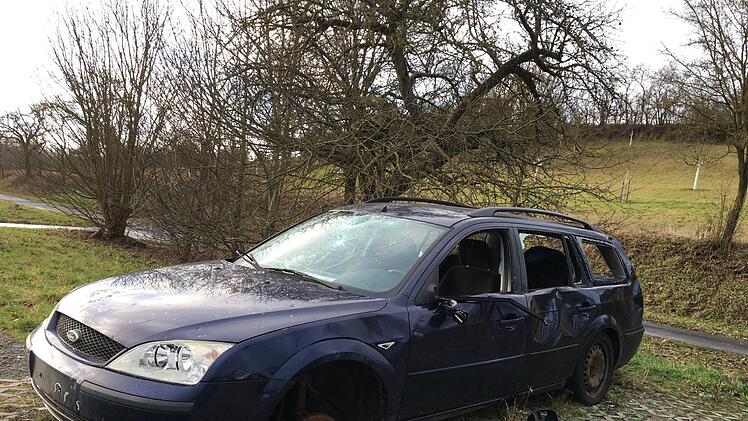 Seit Monaten steht dieses Auto-Wrack auf dem Pendler-Parkplatz bei Machtilshausen. Nun kommt Bewegung in den Fall. Foto: Ralf Ruppert