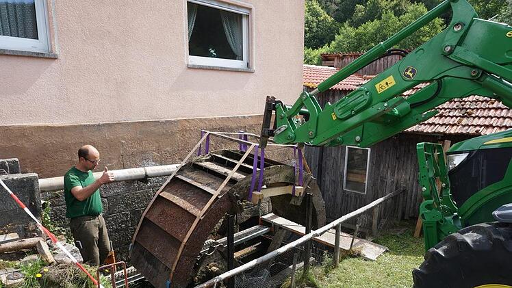 Nachdem es in zwei Teile geschnitten war wurde zunächst der obere Teil heraus gehoben. Das Bild zeigt Oliver Schwenzer. Foto: Marion Eckert