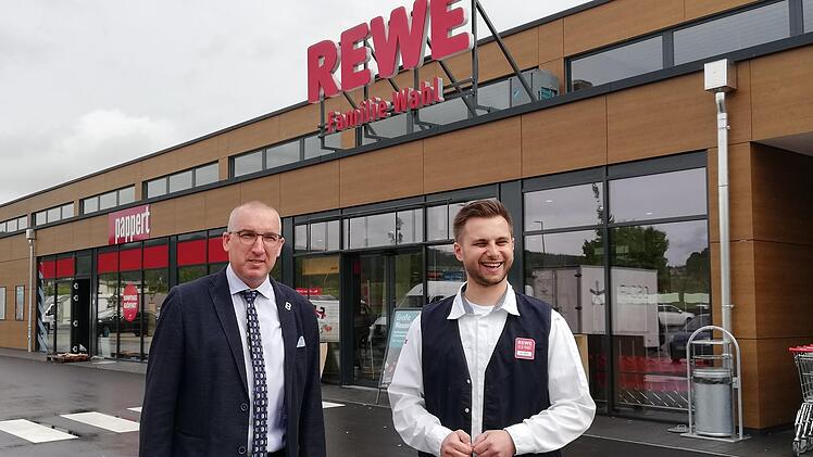 Bürgermeister Andreas Sandwall (links) und  Marktbetreiber Lukas Wahl. Foto: Sigismund von Dobschütz