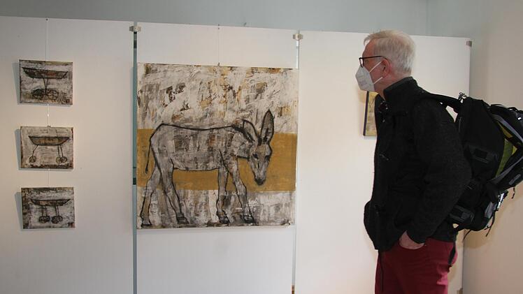 Die Vernissage-Besucher bewunderten die Kunstwerke der heimischen K&uuml;nstlerin Doris Bocka. Bocka war zum ersten Mal beim Europa-Symposium dabei, sie stammt aus Kasendorf.