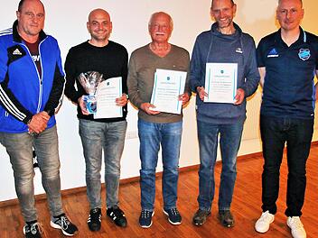 Für langjährige Zugehörigkeit zum TSV Nüdlingen wurden Pascal Hein, Ewald Hofmann und Adalbert Kiesel (Mitte, mit Urkunden) geehrt. Links André Iff (Vorsitzender Sport), rechts Frank Wilm (Vorsitzender Management und Marketing).