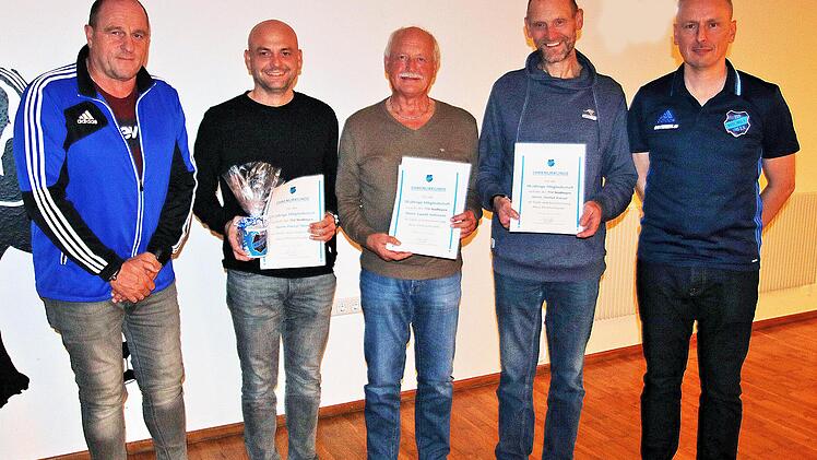 Für langjährige Zugehörigkeit zum TSV Nüdlingen wurden Pascal Hein, Ewald Hofmann und Adalbert Kiesel (Mitte, mit Urkunden) geehrt. Links André Iff (Vorsitzender Sport), rechts Frank Wilm (Vorsitzender Management und Marketing).