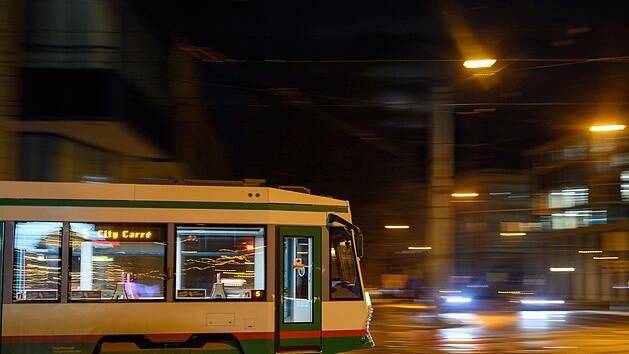Fu&szlig;g&auml;nger in W&uuml;rzburg von Stra&szlig;enbahn erfasst