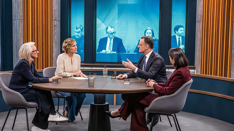 Mit Jens Spahn diskutierten am Sonntagabend Monika Schnitzer (links) und Karina M&ouml;&szlig;bauer (rechts).